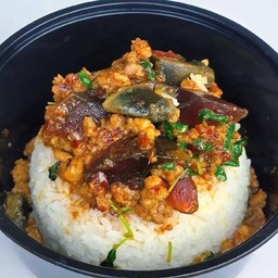 ข้าวกะเพราหมูกรอบไข่เยี่ยวม้า