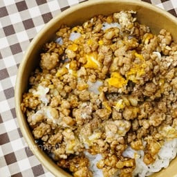 ข้าวหมูสับกระเทียมขยี้ไข่