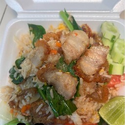 ข้าวผัดหมูกรอบ