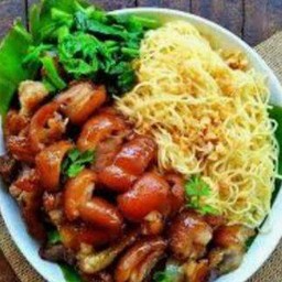 บะหมี่ขาหมูราดซอสกระเพรา