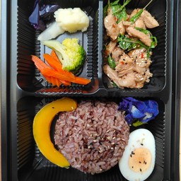 ข้าว 3สี กระเพราหมูย่าง