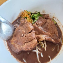 ก๋วยเตี๋ยวหมูตุ๋นใหญ่ 2 ชิ้น (สูตรพิเศษของร้าน)