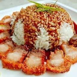 ชายสี่หมี่เกี๊ยว Byเด่น-หน้าซุ้มโรงเจ