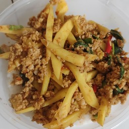 ผัดพริกแกงหมูสับ