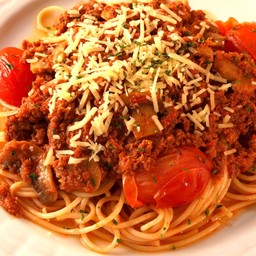 สปาเก็ตตี้คลุกน้ำมะกอก ซอสโบโลเนส เนื้อวัวเซอร์ลอยน์