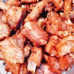 ซี่โครงหมูทอดกระเทียมพริกไทย