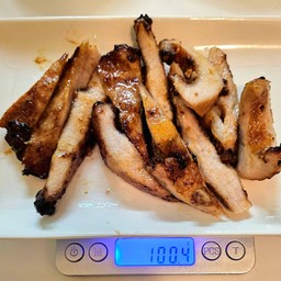 คอหมูย่าง 1 ขีด (8-10ชิ้น) (มันน้อย)