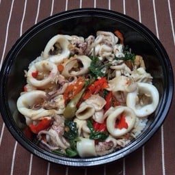 ข้าวกะเพราปลาหมึก โบ๊ะบ๊ะ