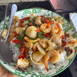 กระเพรากุ้งหมึก ราดข้าว