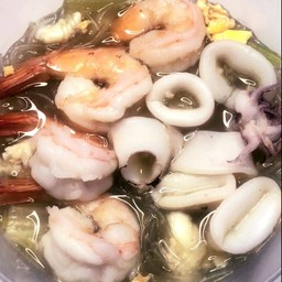 อิ่มเดี่ยวเที่ยวทะเล จิ้มจุ่มพร้อมทาน ใส่กุ้งแกะเปลือก และปลาหมึกสดๆ