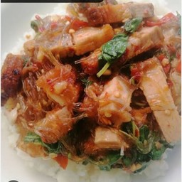 กระเพราหมูกรอบวุ้นเส้นไข่ดาว + โค้กแก้วโอ่ง