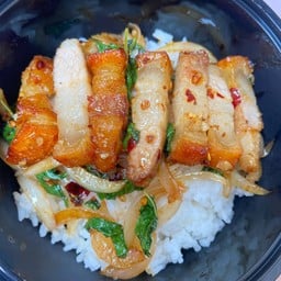 ข้าวกะเพราหมูกรอบพริกแห้ง