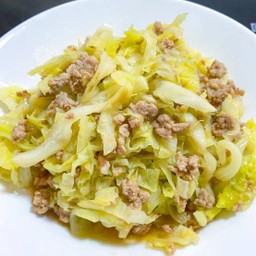 ข้าวราดผัดกะหล่ำปลี