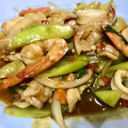 ข้าวราดผัดพริกหยวก (เลือกเนื้อสัตว์ได้)