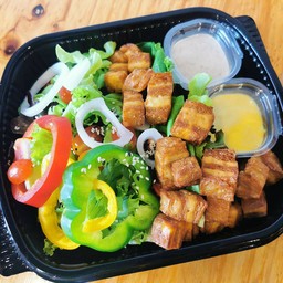 สลัดผักอินทรีย์หมูกรอบจากพืช