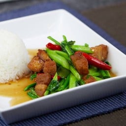 ข้าวกับคะน้าหมูกรอบเจ