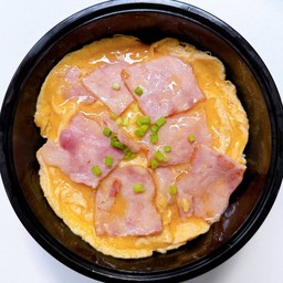 ข้าวราดเบคอนไข่ข้น