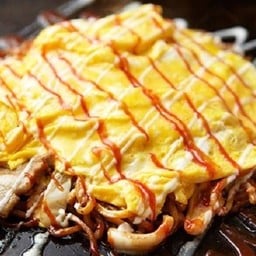 Yakisoba omelet ยากิโซบะหมูห่อไข่