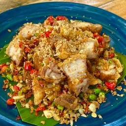 หมูกรอบคั่วพริกเกลือ 2 ขีด (กับข้าว)