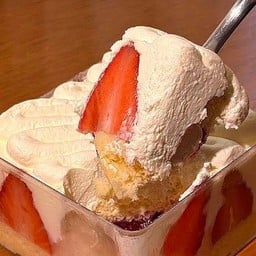 Korean Strawberry Vanilla Shortcake