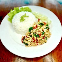 ข้าวกระเพราไก่สับ ไก่ชิ้น