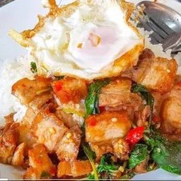หมูกรอบผัดกระเพราราดข้าว crispy pork+basilleaves chili+rice