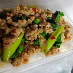 ข้าวราดผัดกระเพรา
