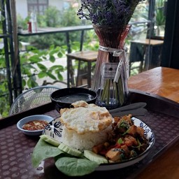 ข้าวผักบุ้งหมูกรอบ
