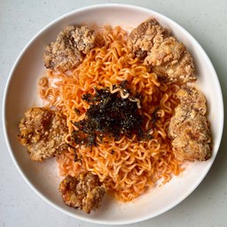 มาม่าเกาหลี + ไก่คาราเกะ