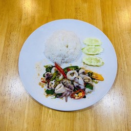 ข้าวราดกระเพราปลาหมึก