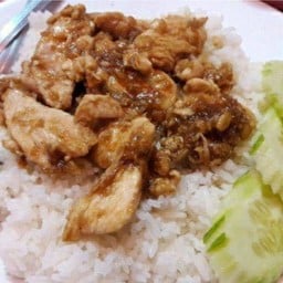 ข้าวไก่ทอดกระทียม
