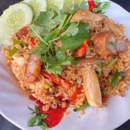 ข้าวผัดต้มยำหมูกรอบFried Rice Tomyum Crispy Pork