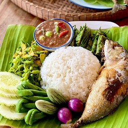 ข้าวน้ำพริกกะปิ ปลาทูทอด ชะอมทอด (ชุดเพลินเบาๆ)