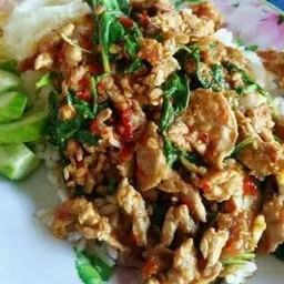 ผัดกระเพราหมูชิ้น ราดข้าว pork
