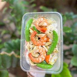 ผัดผักรวมกุ้งราดข้าว