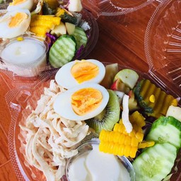 สลัดอกไก่ฉีกไข่ต้ม