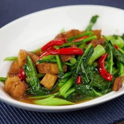 คะน้าหมูกรอบเจ