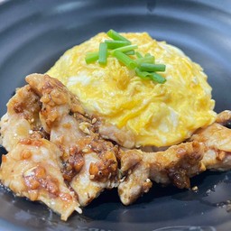 ข้าวราดหมูกระเทียม+ไข่ข้น