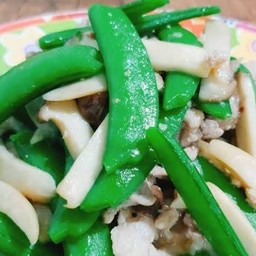 ผัดถั่วลันเตาใส่เห็ดหมูสับ(ราดข้าว)