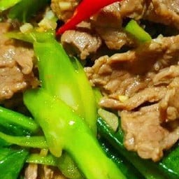 คะน้าเนื้อ (โคขุนติดมัน)