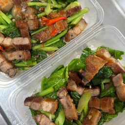 ผัดคะน้าหมูกรอบราดข้าว