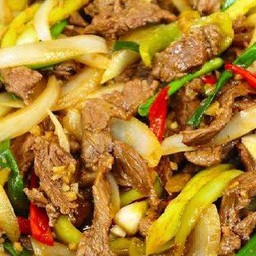 เนื้อผัดพริกหยวก (โคขุนติดมัน)