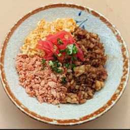 (808) ข้าวหน้าปลาแซลมอนและไก่สับหรือหมูสับ Sanshoku Don