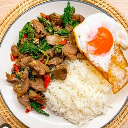 กระเพราเครื่องในไก่ไข่ดาว + โค๊กแก้วโอ่ง