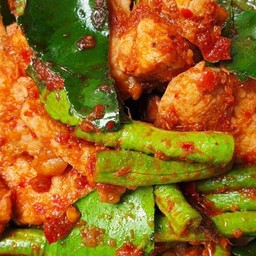 ผัดพริกแกงหมูชิ้น