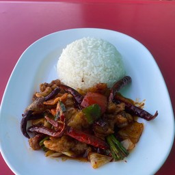 ข้าวราดไก่ผัดเม็ดมะม่วง