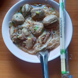 เส้นหมี่ลูกชิ้นเนื้อเปื่อยน้ำใส