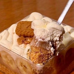 Banoffee & Biscoff Cake Box