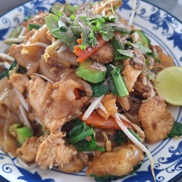 ผัดซีอิ้วไก่นุ่ม(เส้นใหญ่)
