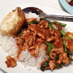 ผัดพริกแกงไก่ชิ้นราดข้าว